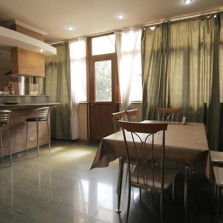 Apartment On Sanapiro Tbilisi Buitenkant foto