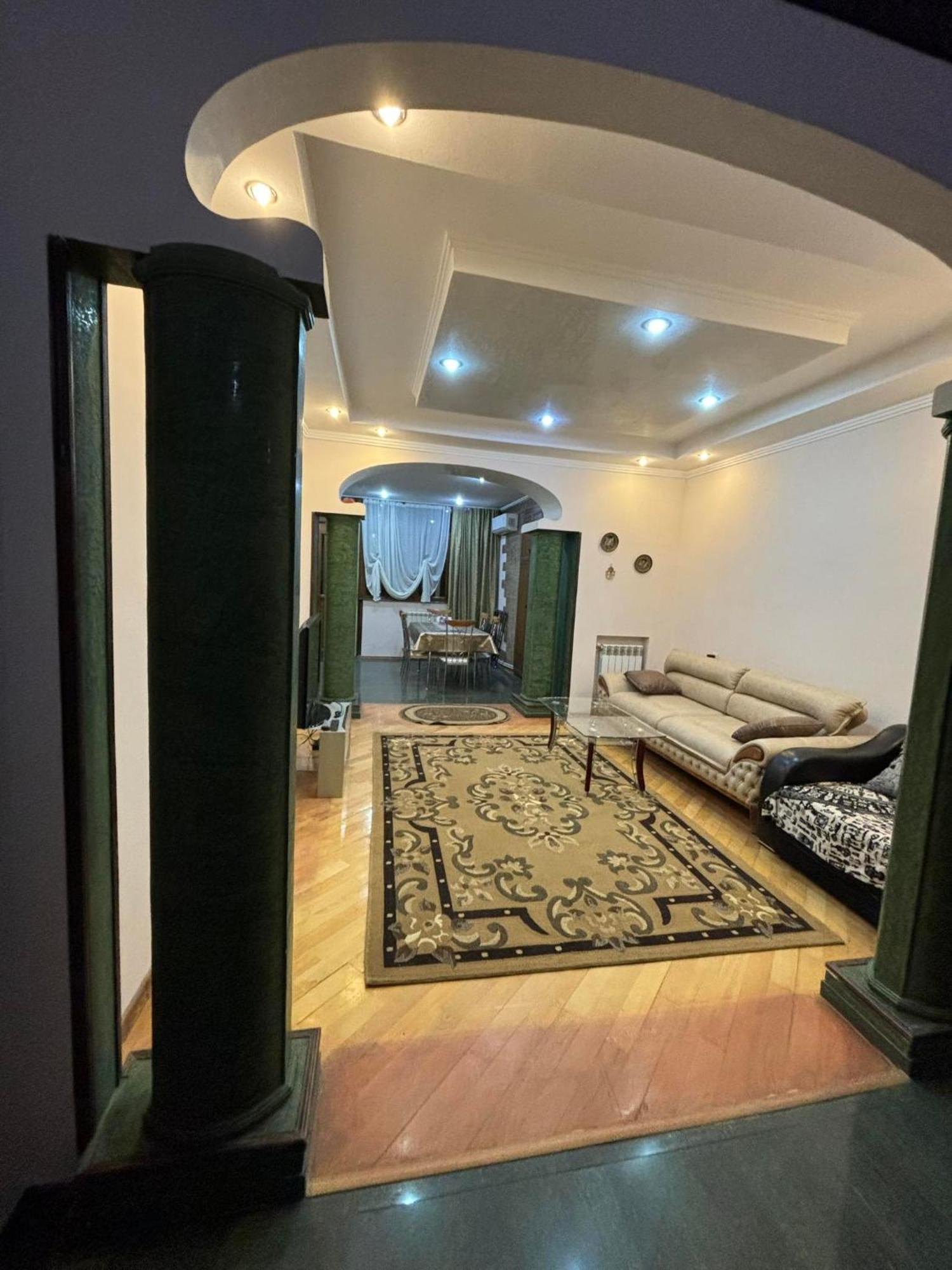 Apartment On Sanapiro Tbilisi Buitenkant foto