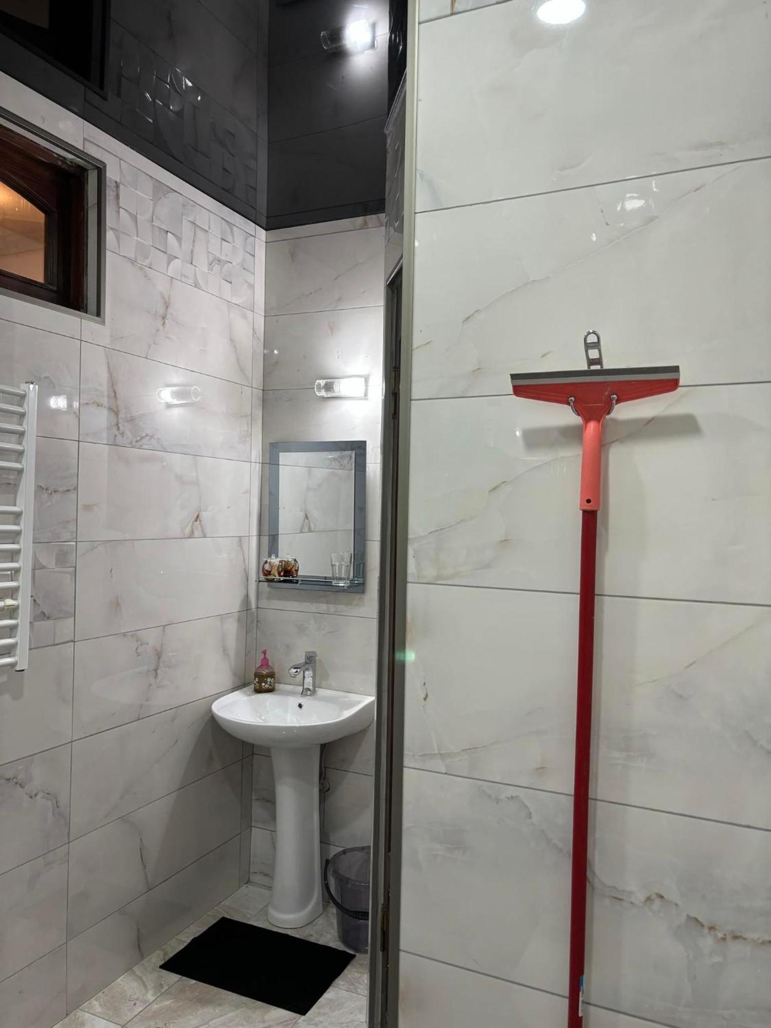 Apartment On Sanapiro Tbilisi Buitenkant foto